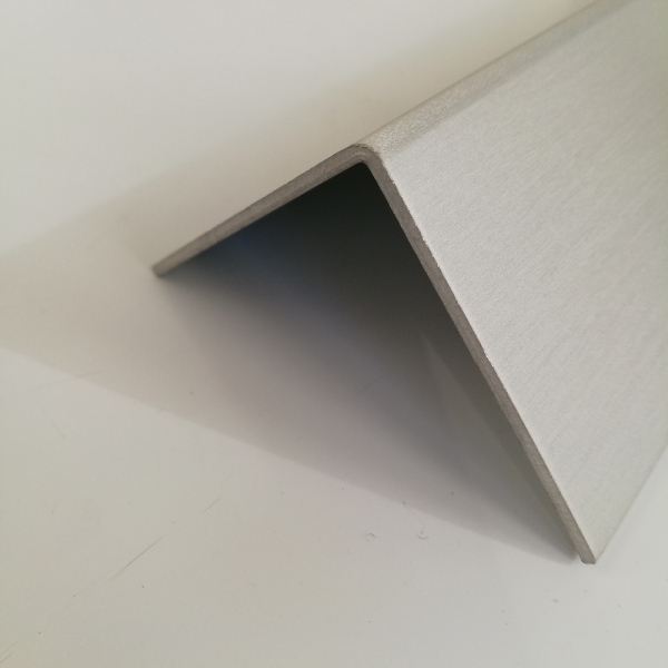 Material: AlMg1 1,5 Meter langer Aluminium Kantenschutz Winkel Schenkellänge Innenmaß 6x6 cm 1500mm x 60x60mm Oberflächenoptik: silber natur eloxiert in 1,5mm Materialstärke